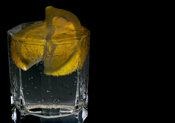 Нарезки воды и лимона — стоковое фото