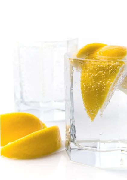 Содовая вода и ломтики лимона — стоковое фото