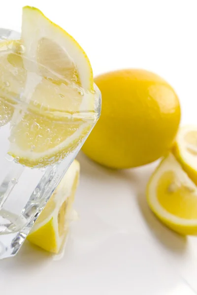 Содовая вода и ломтики лимона — стоковое фото