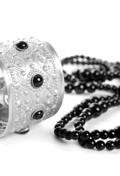 Armband und schwarze Halskette — Stockfoto