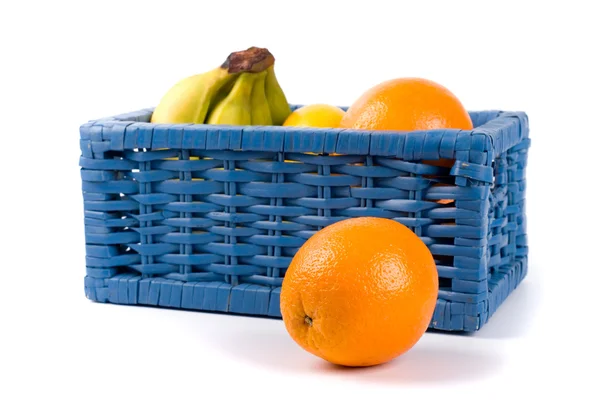 Cesto con frutta — Foto Stock