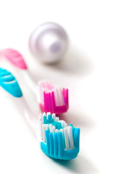 Pasta de dientes y cepillos de dientes — Foto de Stock