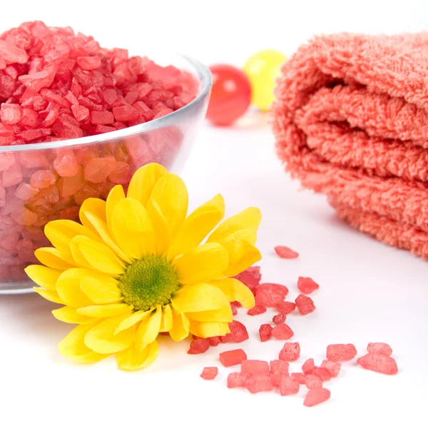 Koupelová sůl, ručník a květina — Stock fotografie