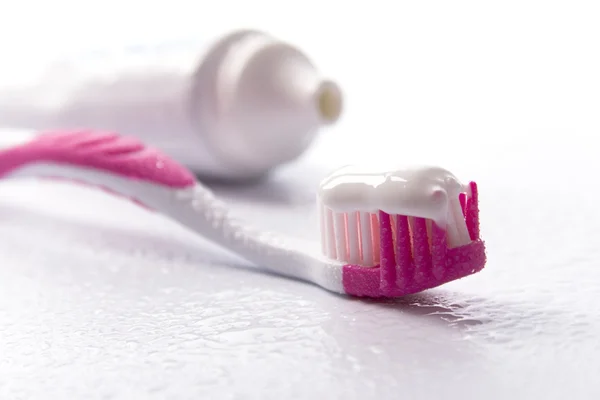 Зубна паста і зубна щітка — стокове фото