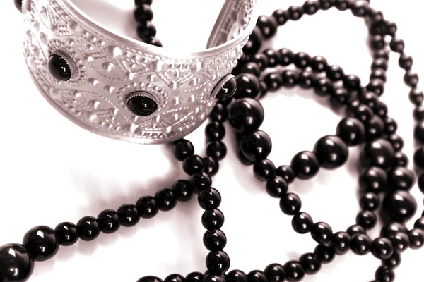 Armband und schwarze Halskette — Stockfoto