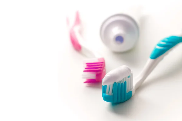 Зубна паста й зубні щітки — стокове фото