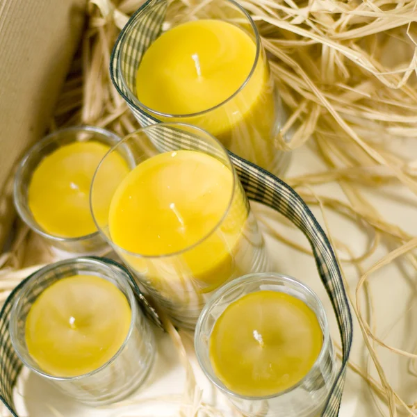 Желтые свечи — стоковое фото