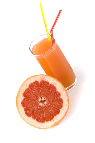 Половина грейпфрута и сока — стоковое фото