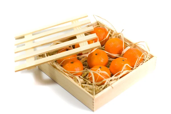 Mandarijnen in houten kist — Stockfoto