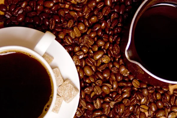 Kaffee, Kaffeemaschine über Bohnen Backgrou — Stockfoto