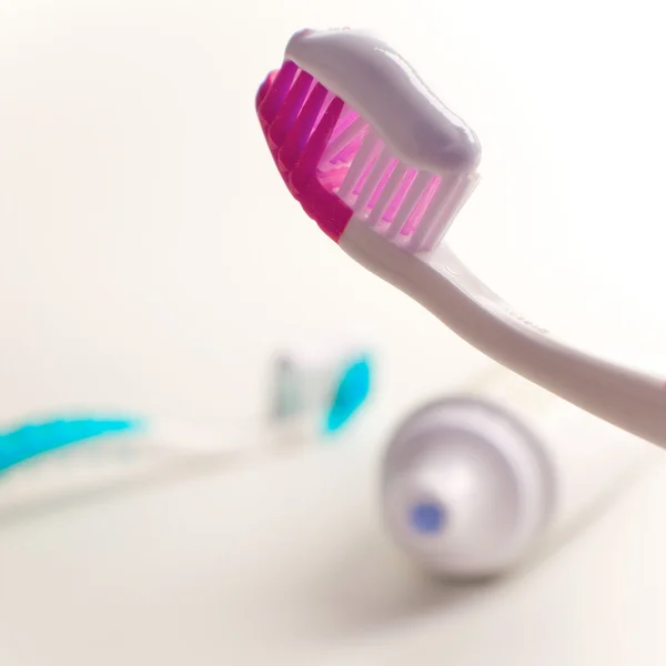 Зубні щітки та паста — стокове фото