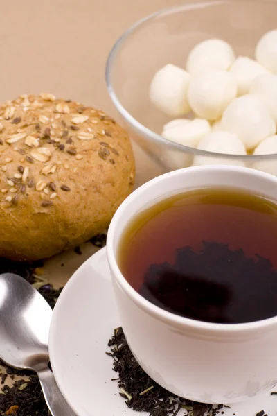 Tea, mozzarella and bread — Stock Photo, Image