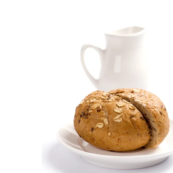 Chleba a džbán mléka — Stock fotografie