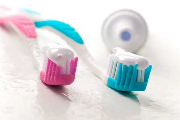 Pasta de dientes y cepillos de dientes —  Fotos de Stock