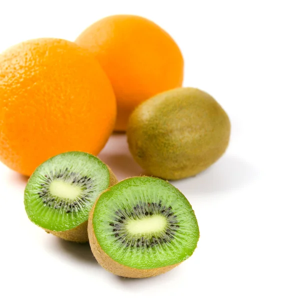 Apelsiner och kiwi — Stockfoto
