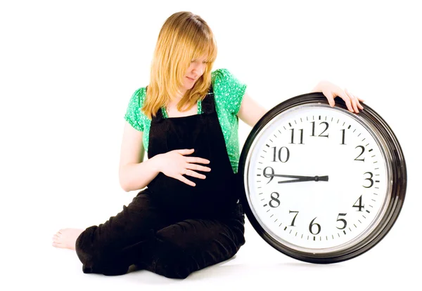 Donna incinta con un orologio — Foto Stock