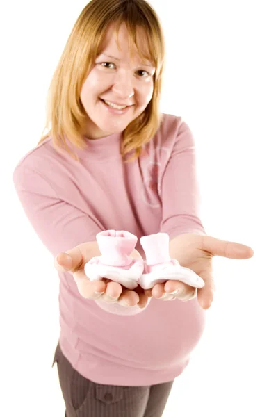 Mulher grávida segurando par de meias — Fotografia de Stock
