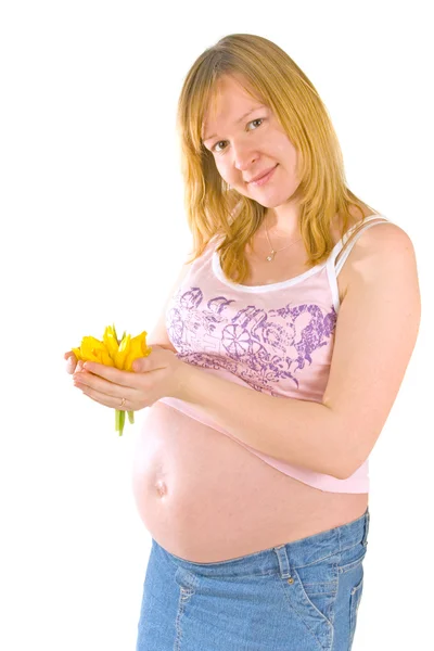 Mulher grávida com flores amarelas — Fotografia de Stock