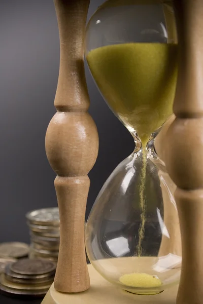 Reloj de arena y moneda — Foto de Stock