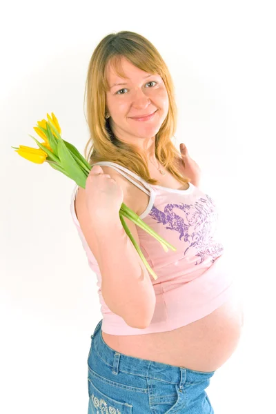 Mulher grávida com tulipas — Fotografia de Stock