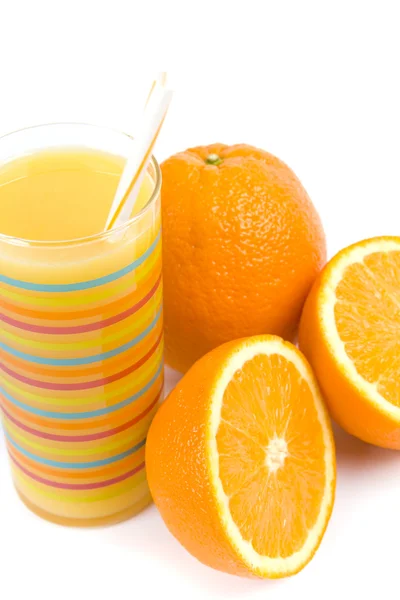 Стакан сока и апельсинов — стоковое фото