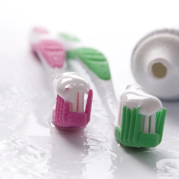 Pasta de dentes e escovas de dentes — Fotografia de Stock
