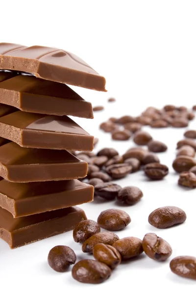 Шоколад и кофе в зернах — стоковое фото