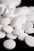 closeup bílé pilulky
