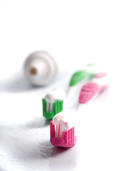 Pasta de dentes e escovas de dentes — Fotografia de Stock