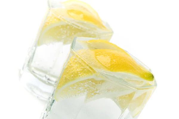 Agua de soda y rodajas de limón — Foto de Stock