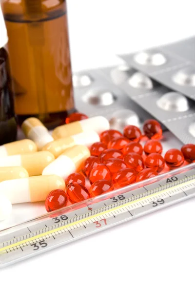 Termômetro e pílulas — Fotografia de Stock