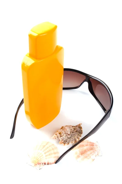 Sonnenbrille und Lotion — Stockfoto