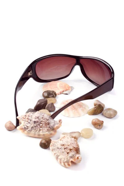 太阳镜、 贝壳和鹅卵石 — 图库照片