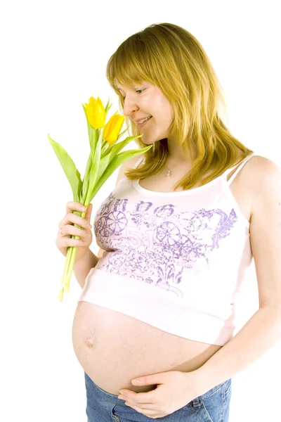 Mulher grávida com tulipas amarelas — Fotografia de Stock