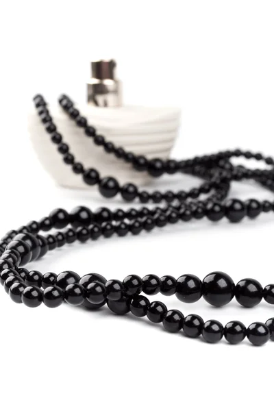 Černý náhrdelník a parfému — Stock fotografie