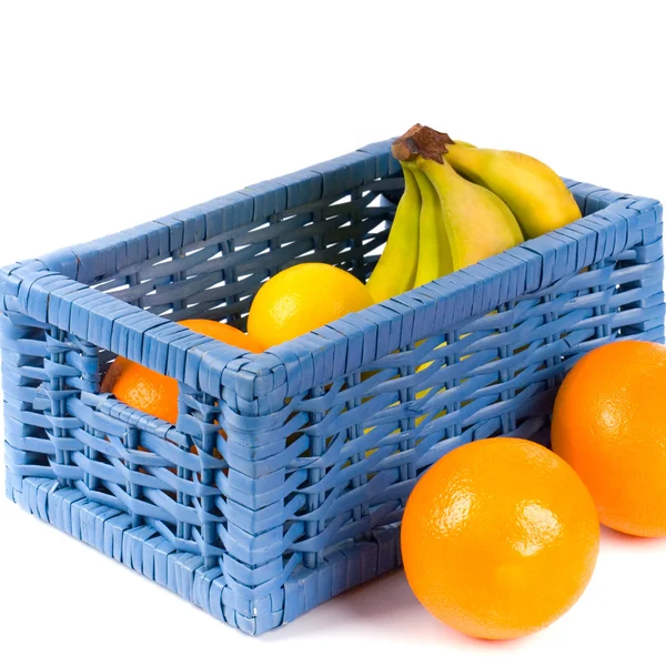 Голубая корзина с фруктами — стоковое фото