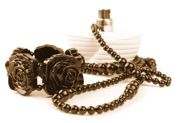 Ожерелье, браслет и парфюмерная бутылка — стоковое фото
