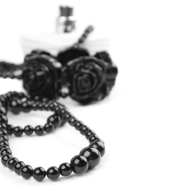 Černý náhrdelník, náramek a parfému — Stock fotografie