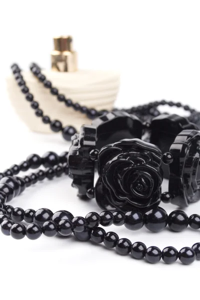 Черное ожерелье, браслет и парфюм — стоковое фото
