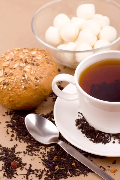 茶、モッツァレラチーズとパン — ストック写真