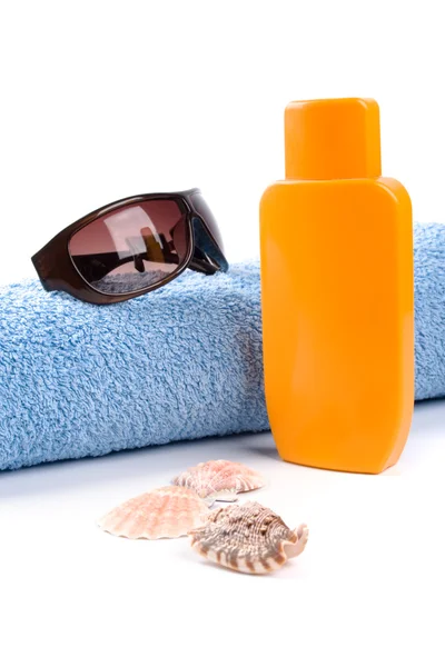 Towel, sunglasses and lotion — Stock Photo, Image