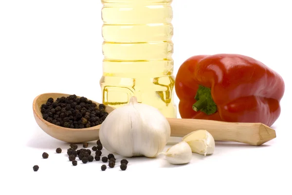 Paprika, knoflook, zwarte peper en olie — Stockfoto
