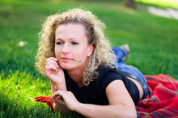 緑の草の上に横たわる女 — ストック写真