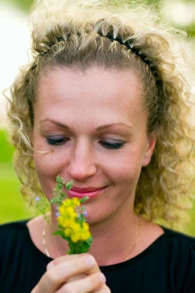 Женщина с цветами — стоковое фото