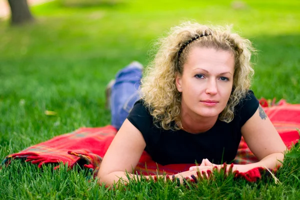 푸른 잔디에 여자 — 스톡 사진