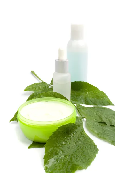 Produtos cosméticos com folha verde — Fotografia de Stock