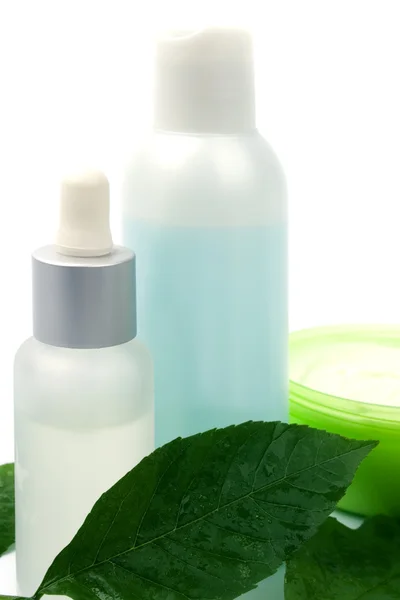 Produits cosmétiques à feuilles vertes — Photo