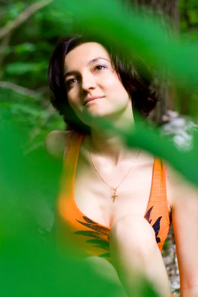 Feminino na floresta de verão — Fotografia de Stock