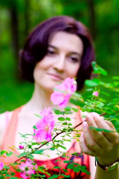 Жінка в літньому саду — стокове фото