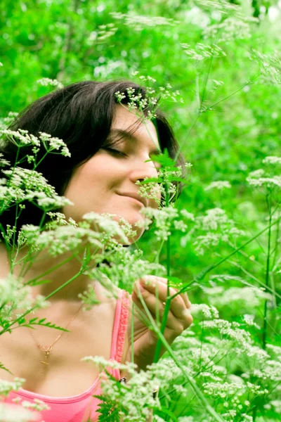 Vrouw in zomer bos — Stockfoto